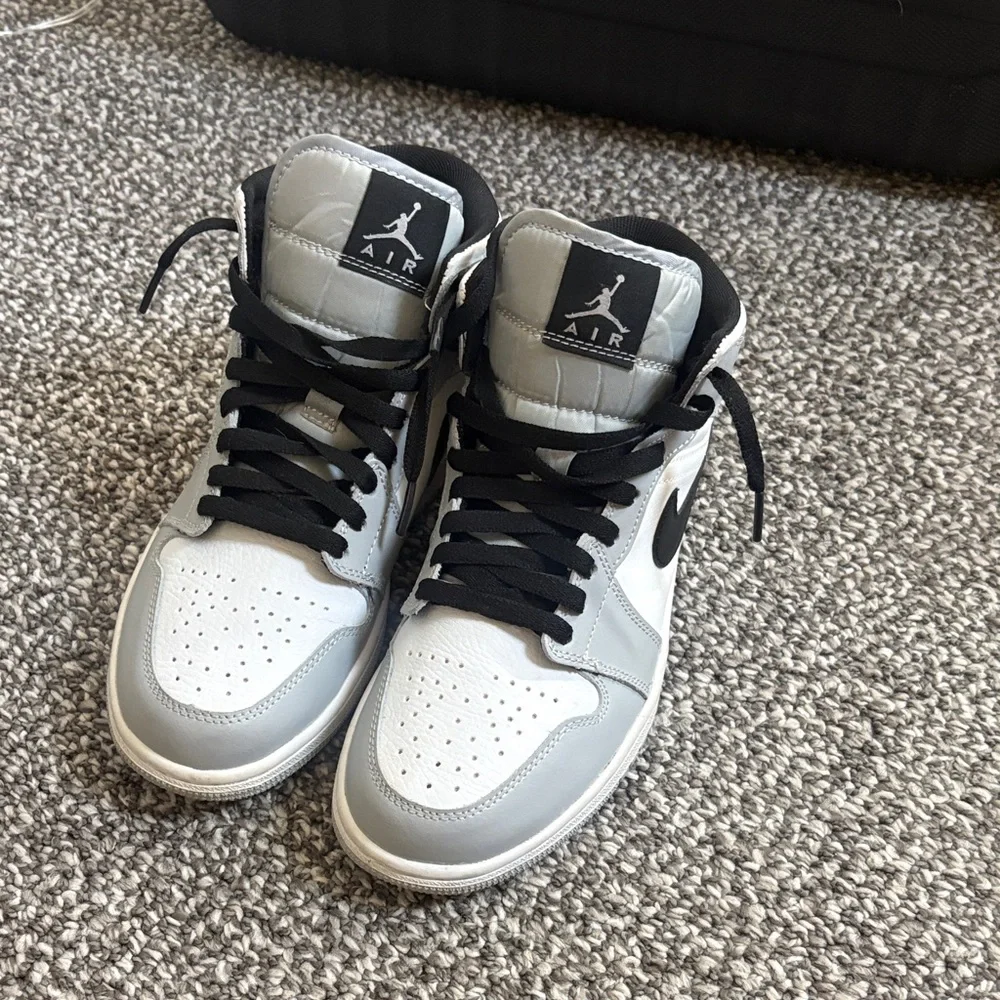 Air Jordan 1 Mid Light Smoke Grey - Picture 1 of 6